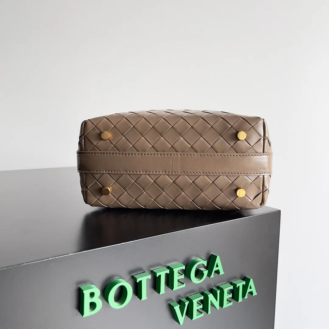 Batch 1360 It is predicted that BV Bottega’s lunch bag will be popular again this year. The entire bag is made of top nappa lambskin, which is very soft and lightweight. It also uses the intrecciato weaving process that the two founders spent several months developing from the beginning of the brand. It is completely hand-woven by Italian craftsmen. It perfectly reflects the craftsmanship of Bottega. The entire bag shape is also a very practical and popular lunch box bag type. The slightly curved arc of the bag mouth can also better fit our wrists. Style number: 754443 Size: 22*13*9